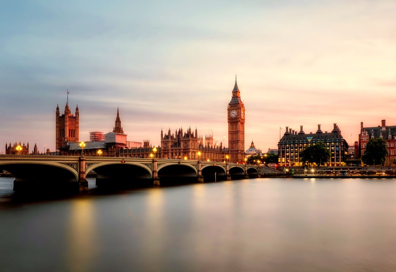 英国留学申请费用与合同核验示意